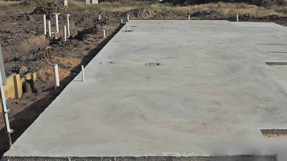 How to Lay a Concrete Slab With a Skid Steer
