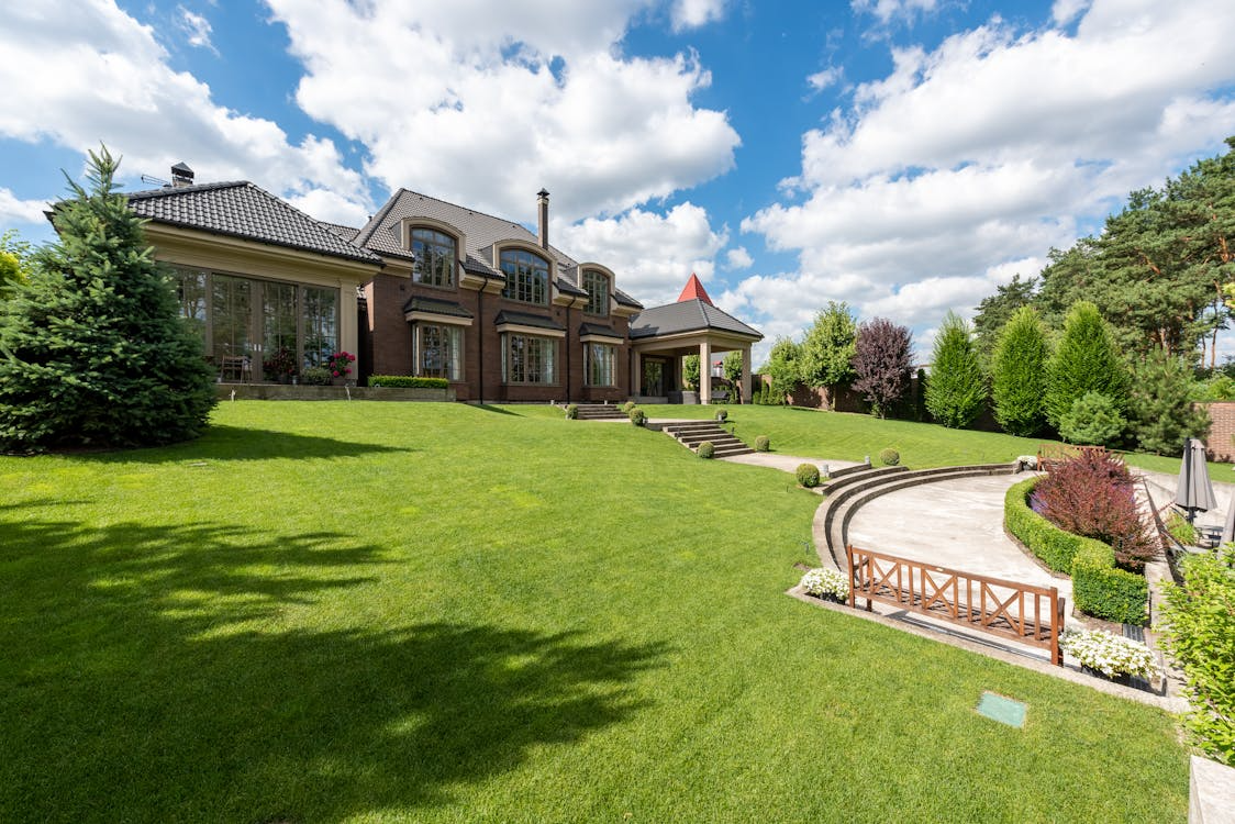 5 Kick@$$ Landscaping Ideas For Sloping Backyard Projects